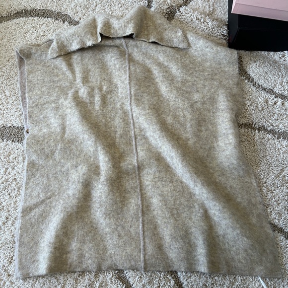 FINAL. NWT Nanushka Cape - Picture 7 of 9